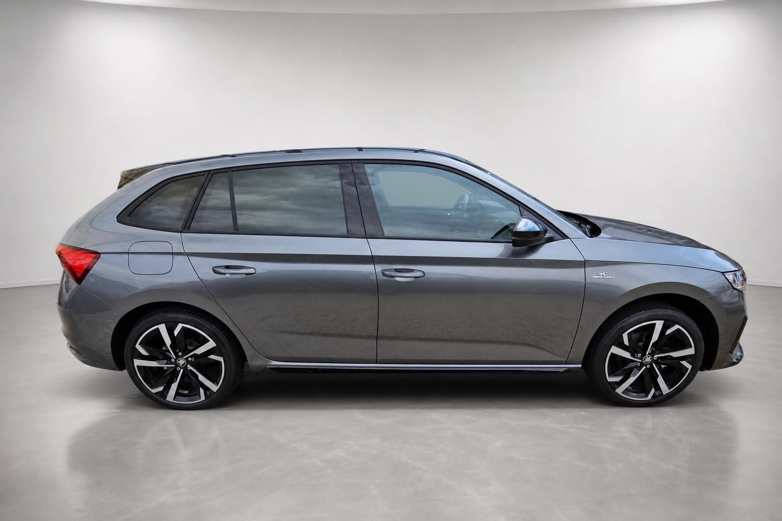Skoda Scala Monte Carlo in Grau, Seitenansicht im Studio