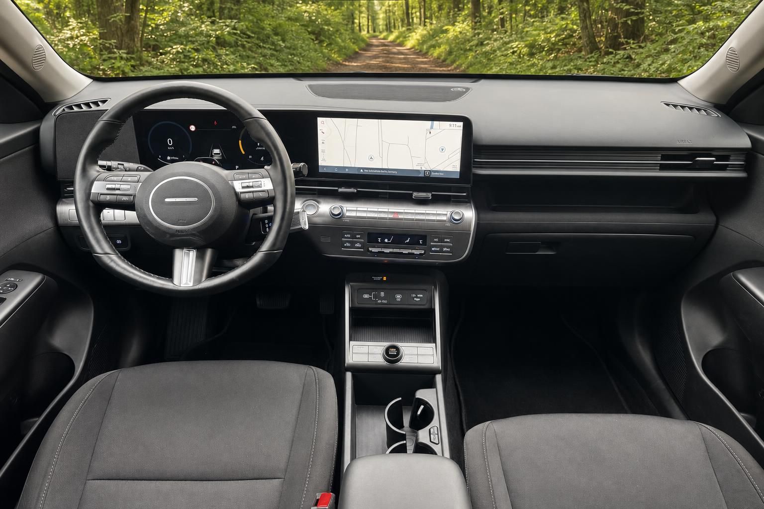 Modernes Fahrzeug-Cockpit mit Touchscreen und Lenkrad