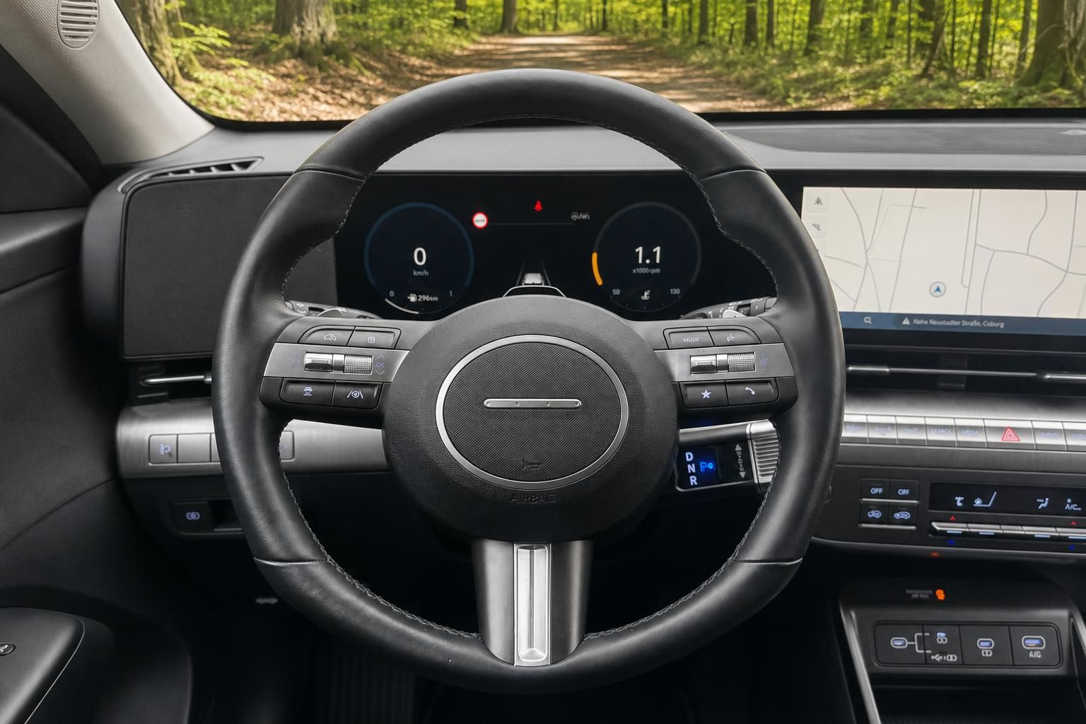 Fahrzeug Cockpit mit digitalem Tacho, Lenkrad und Navigationsdisplay im Innenraum