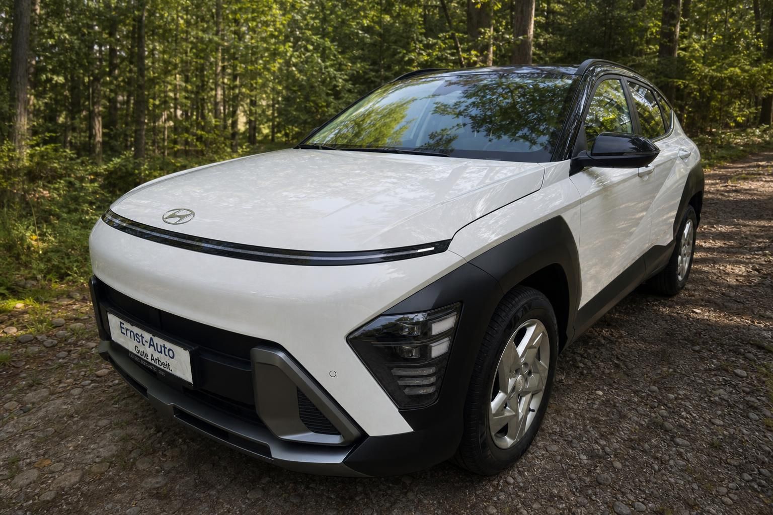 Hyundai Kona Electric Frontansicht weiß mit LED-Scheinwerfern und Händlerkennzeichen Ernst-Auto