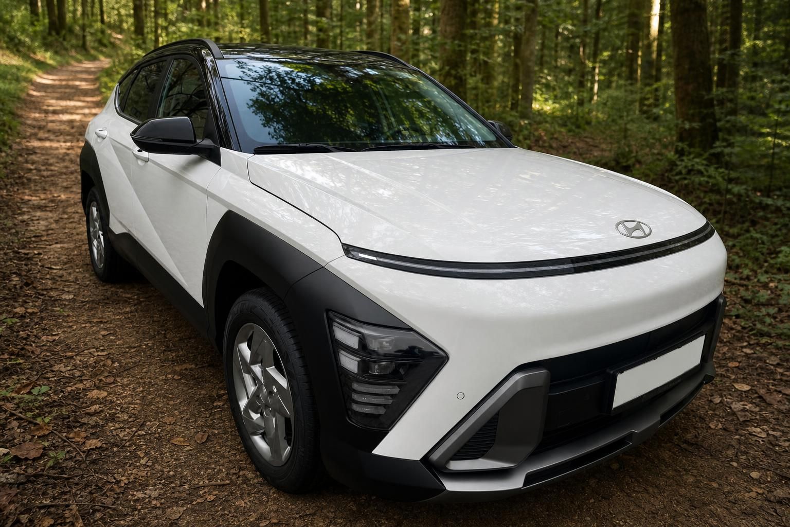 Weißer Hyundai Kona Electric Schrägansicht vorne mit geschlossener Kühlerblende und LED-Tagfahrlicht