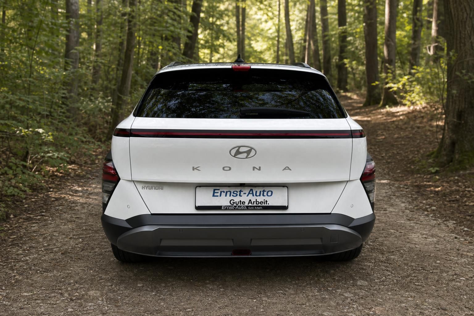 Hyundai Kona Electric Heckansicht weiß mit LED-Rückleuchten und Ernst-Auto Händlerschild
