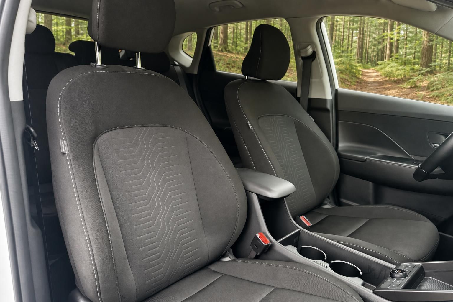 Fahrzeug-Innenraum mit grauen Sitzen und modernem Design