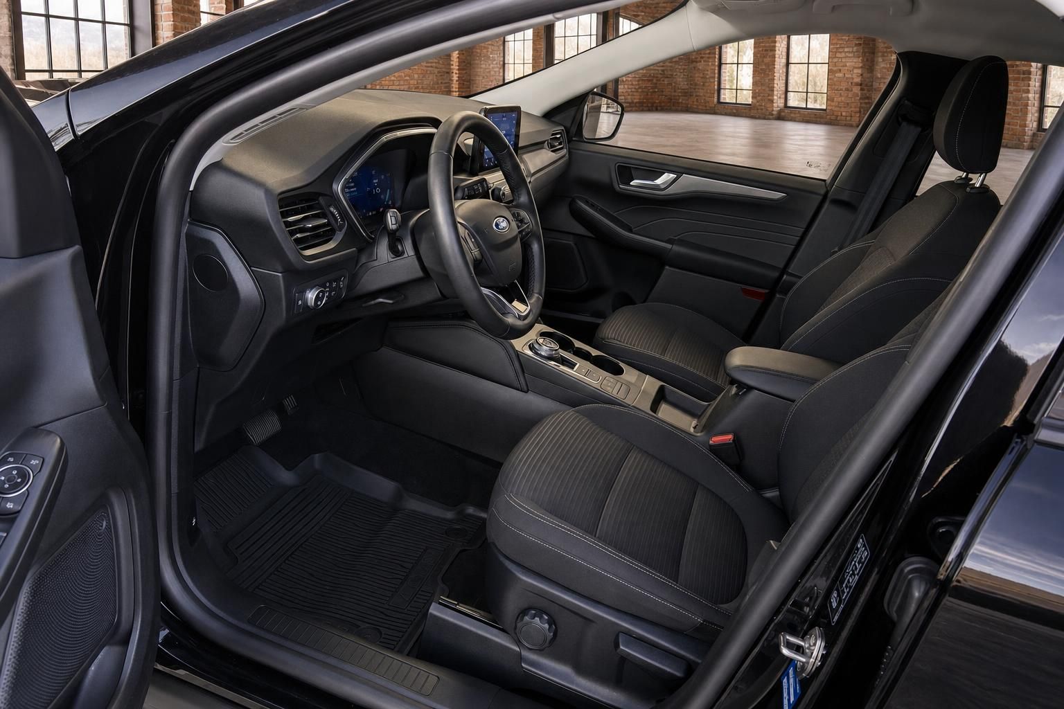 Ford Innenraum Vordersitze und Cockpit mit Lenkrad und Digitaltacho