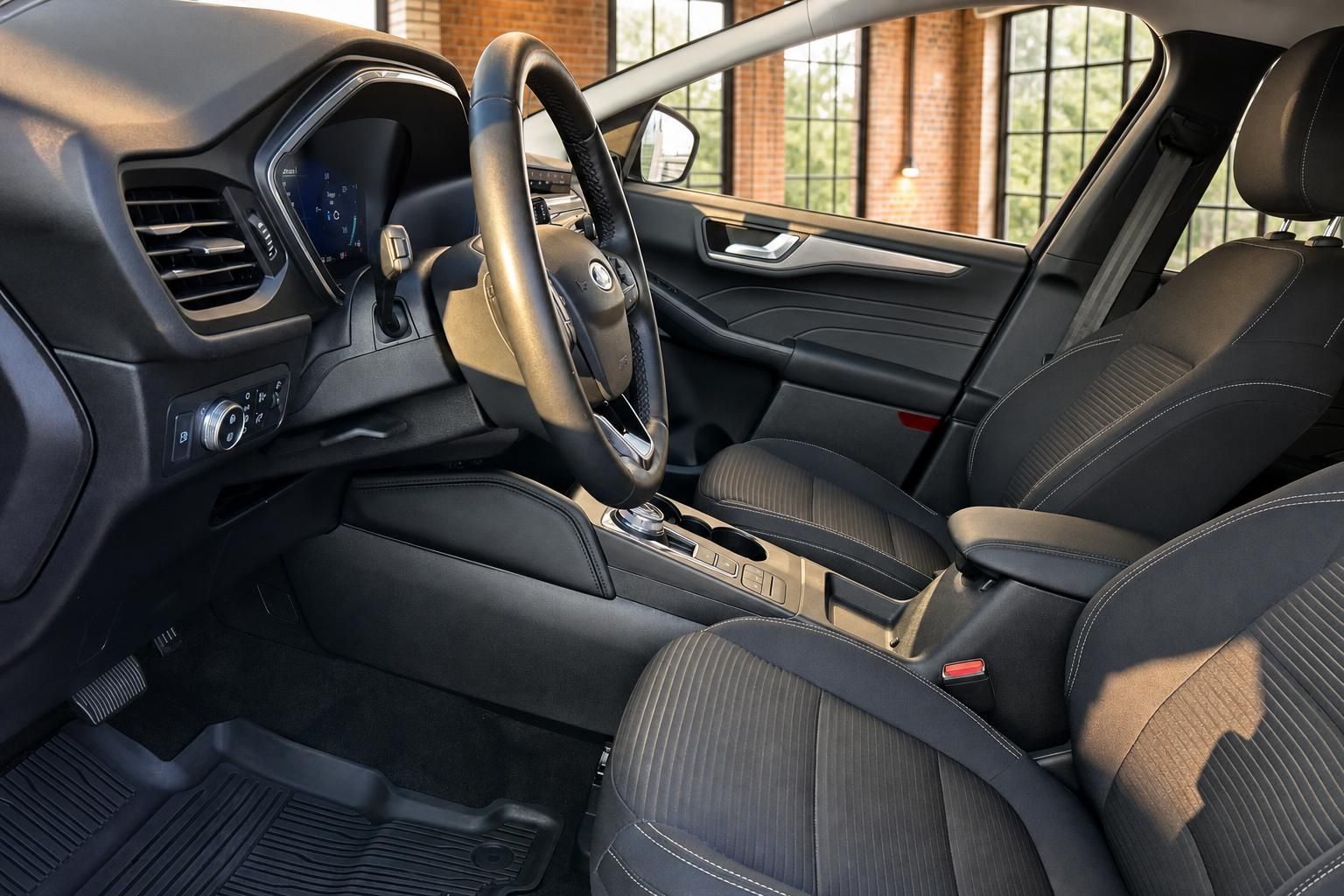 Ford Cockpit Detailansicht Lenkrad Mittelkonsole und Vordersitze