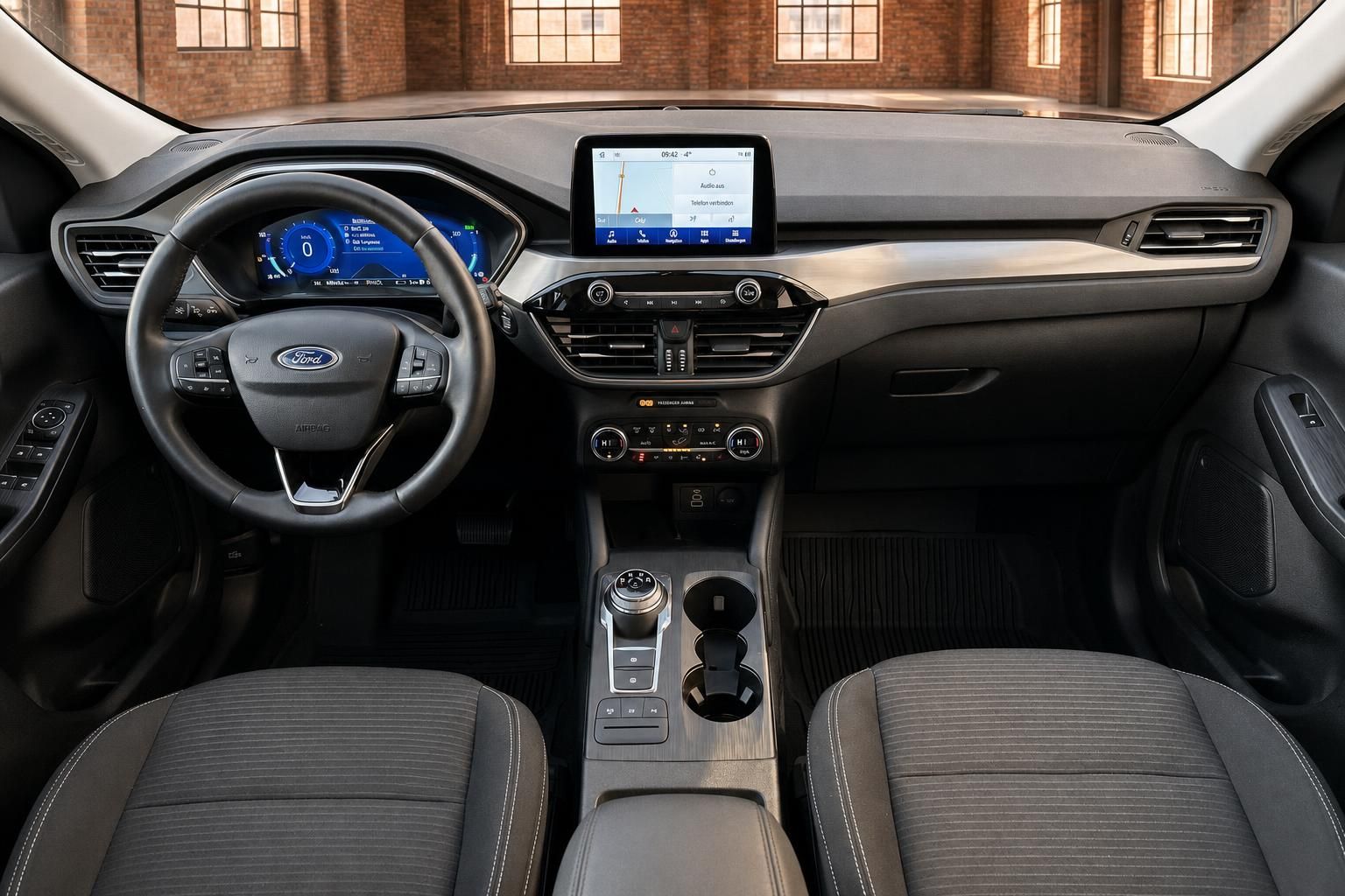 Ford Cockpit mit Lenkrad, Navigationssystem und Armaturenbrett im Detail