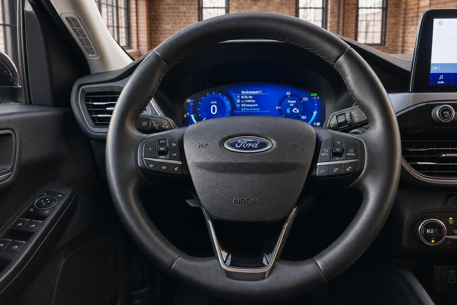 Ford Kuga Innenraum: Lederlenkrad mit Multifunktionstasten und Cockpit-Display