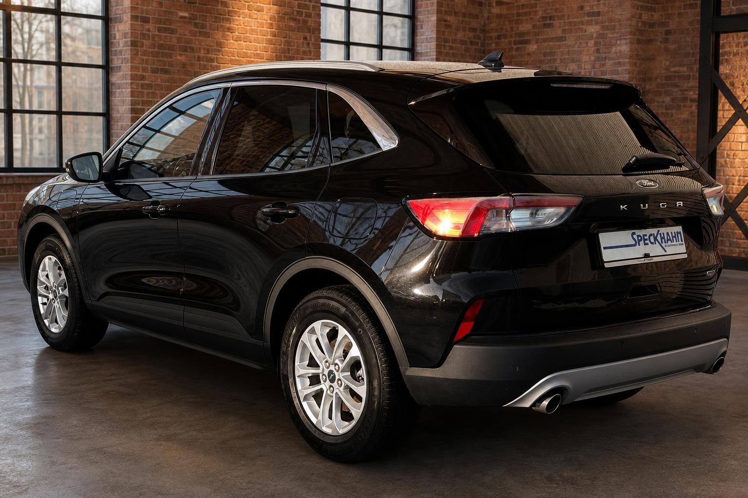 Ford Kuga schwarz in Heckansicht seitlich, glaenzende Lackierung im Studio