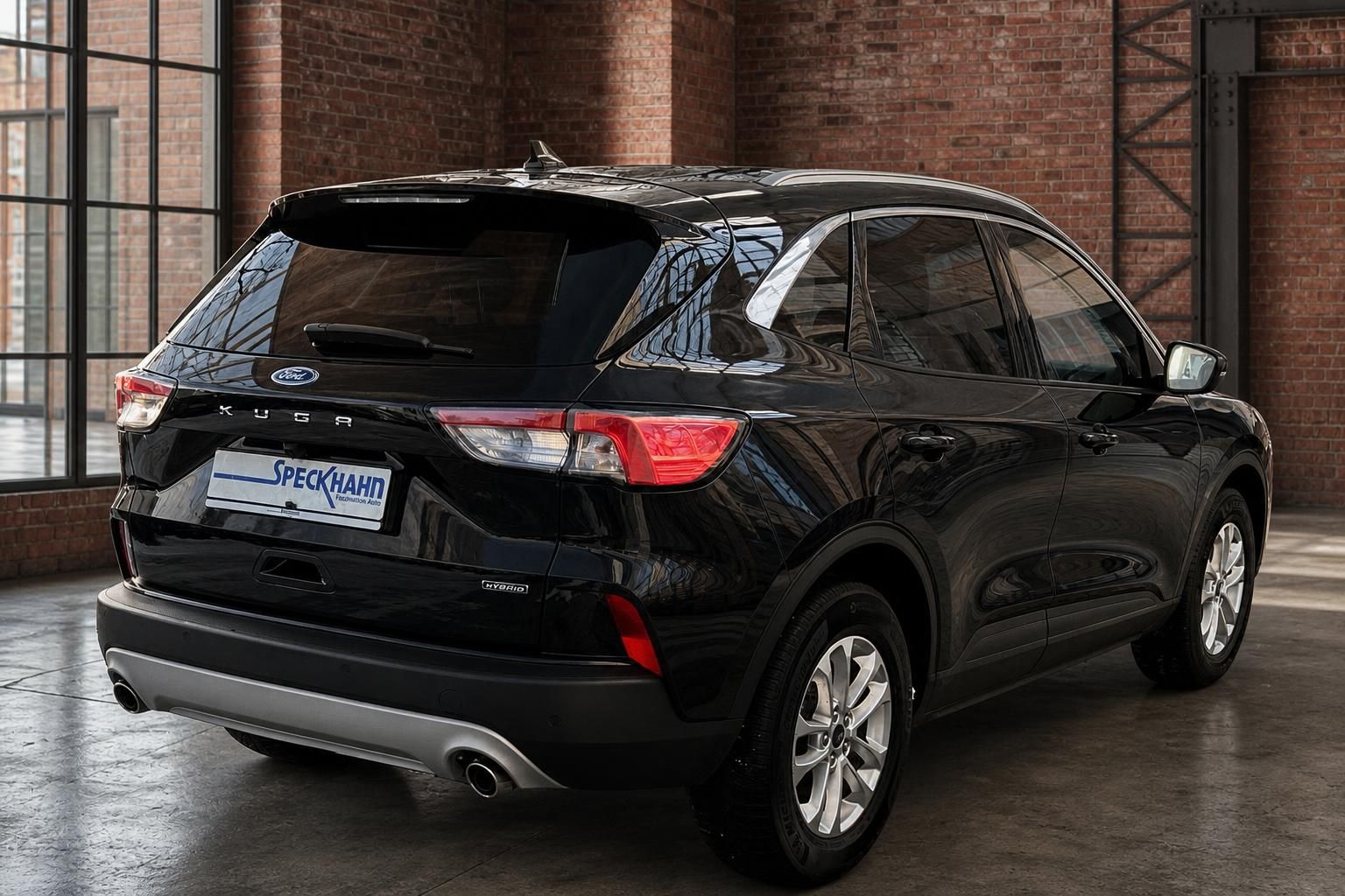 Ford Kuga Hybrid schwarz Heckansicht mit Rückleuchten