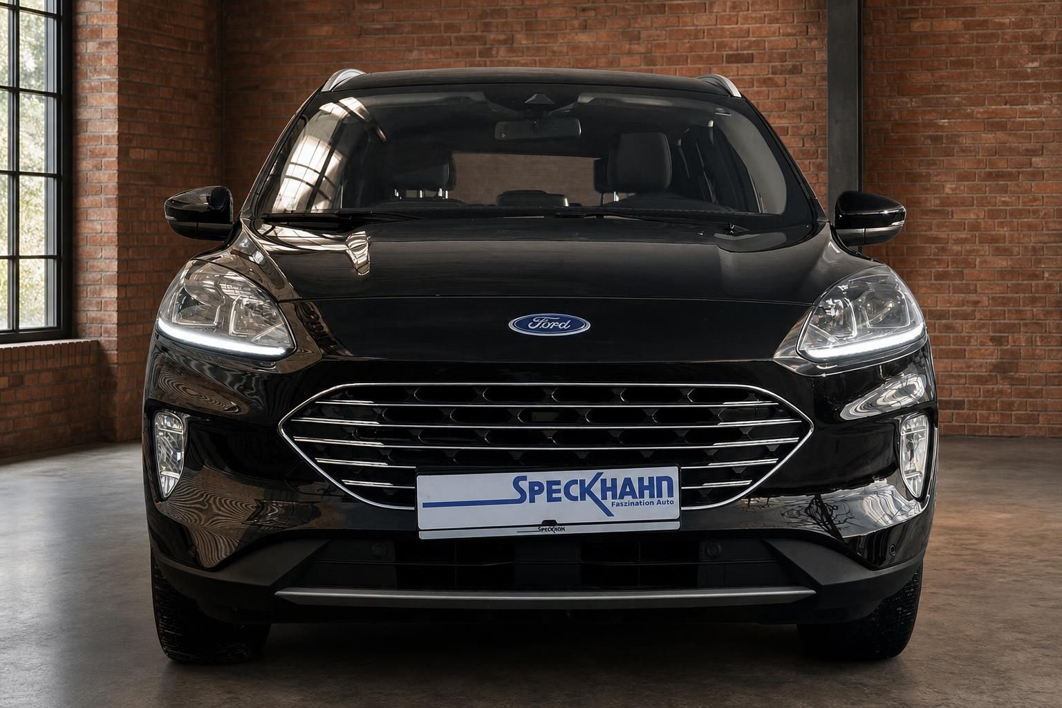 Ford Kuga schwarz Frontansicht mit LED-Scheinwerfern in Halle