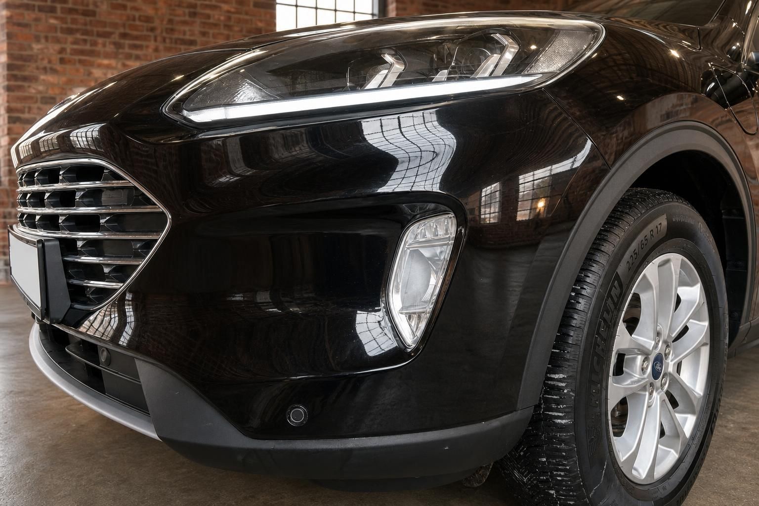 Ford Kuga schwarz Detailansicht Frontstoßstange und Felge