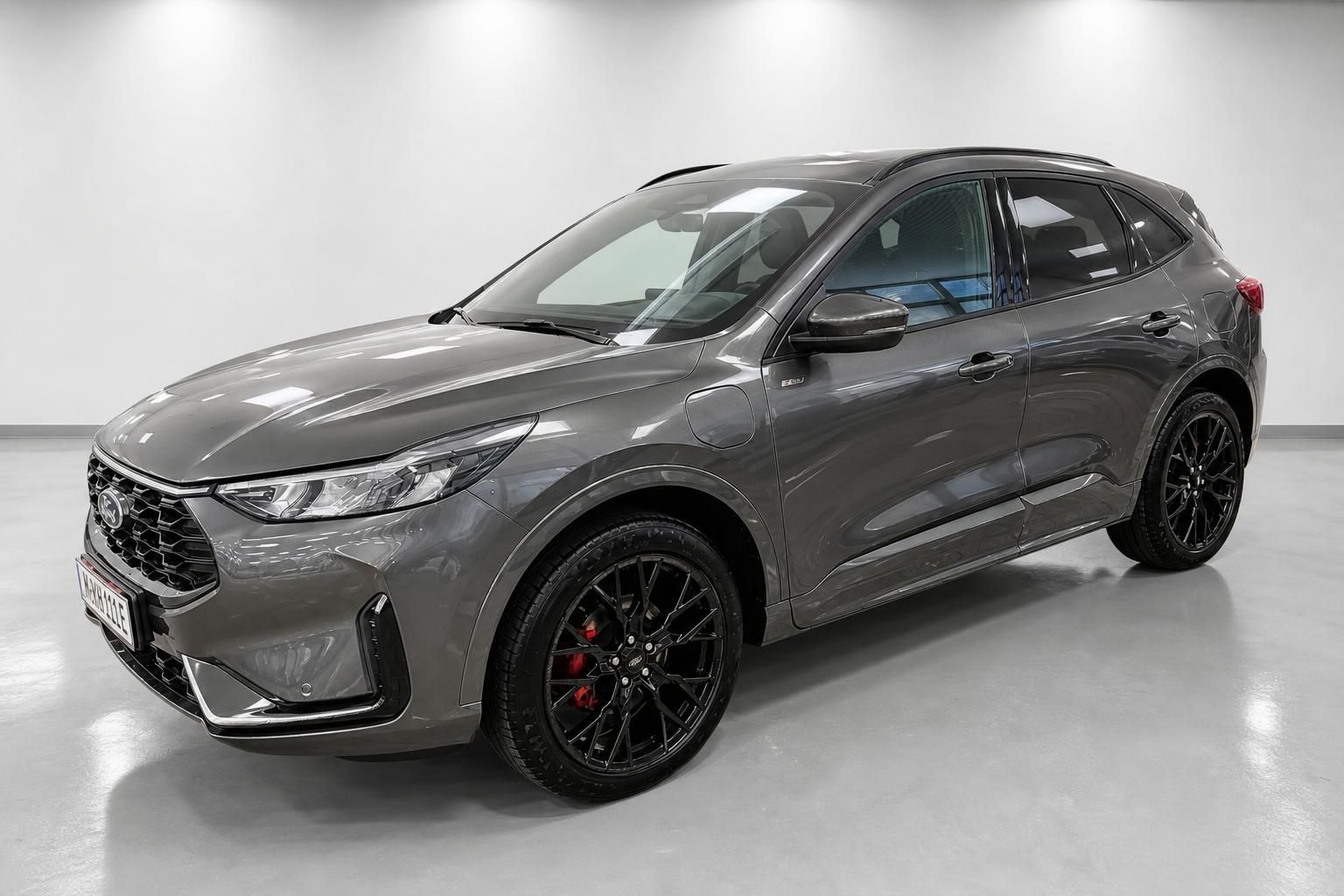 Ford Kuga ST-Line grau in Frontansicht mit schwarzen Alufelgen