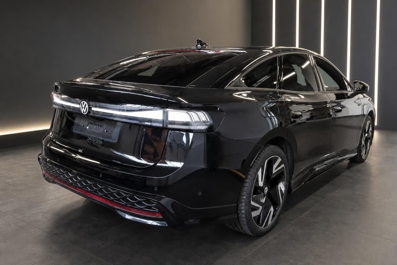 VW Limousine schwarz, Heckansicht mit LED-Rückleuchten im Showroom