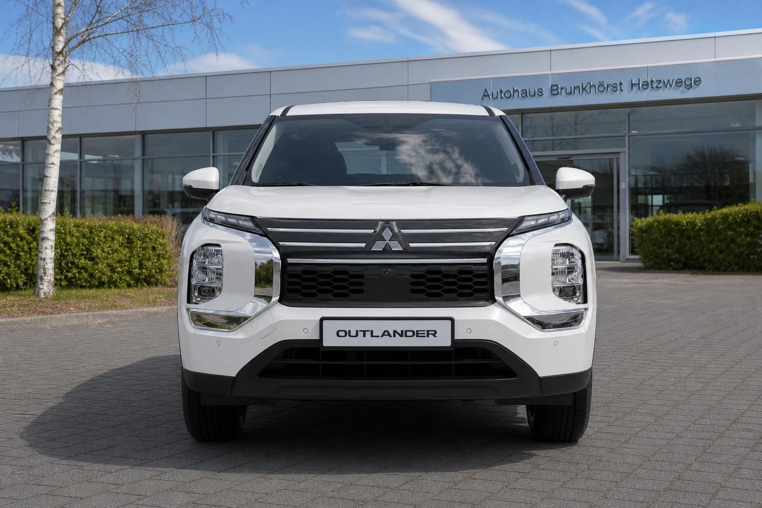 Mitsubishi Outlander weiß Frontansicht direkt vor Autohaus Brunkhorst Hetzwege