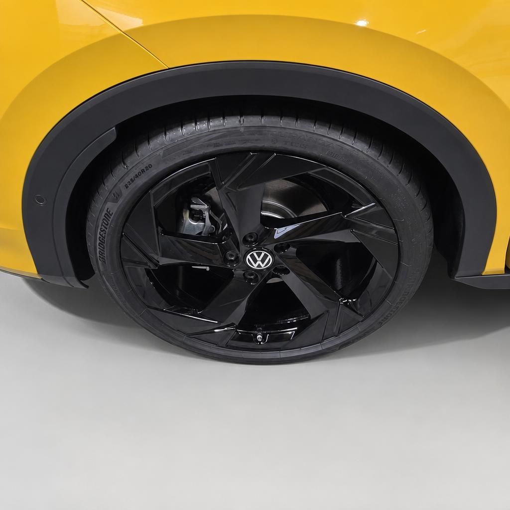 Schwarze Alufelge am gelben VW T-Roc im Detail