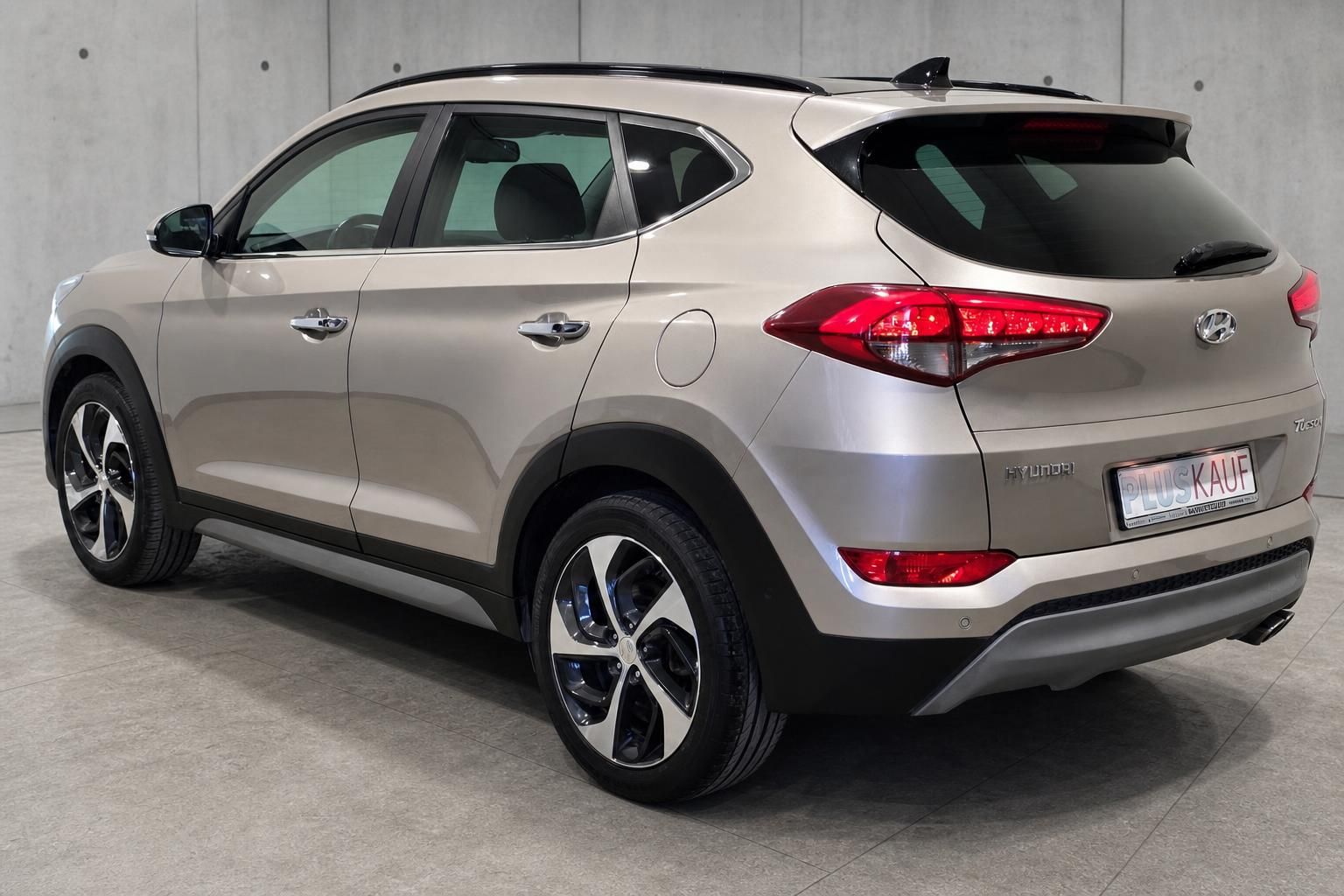 Hyundai Tucson in Beige, Heckansicht schräg mit LED-Rückleuchten