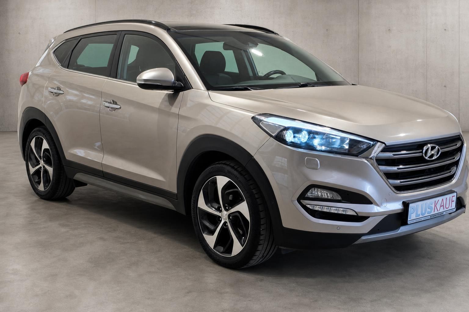 Hyundai Tucson SUV Frontansicht mit Panoramadach in Beige