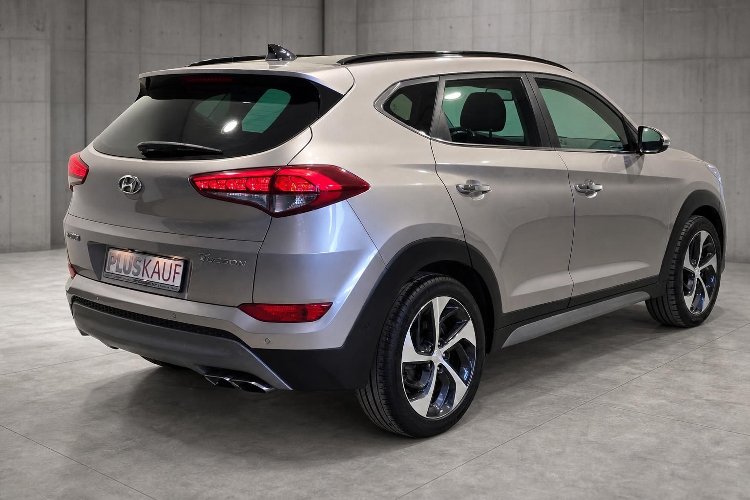 Hyundai Tucson Gebrauchtwagen, Heckansicht seitlich in Beige