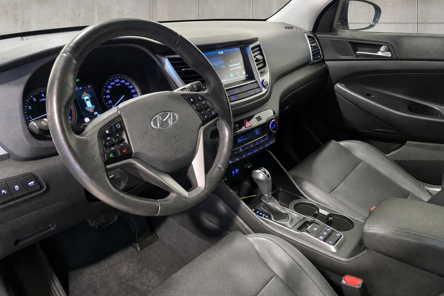 Hyundai Tucson Innenraum mit Lederlenkrad und Cockpit-Ansicht