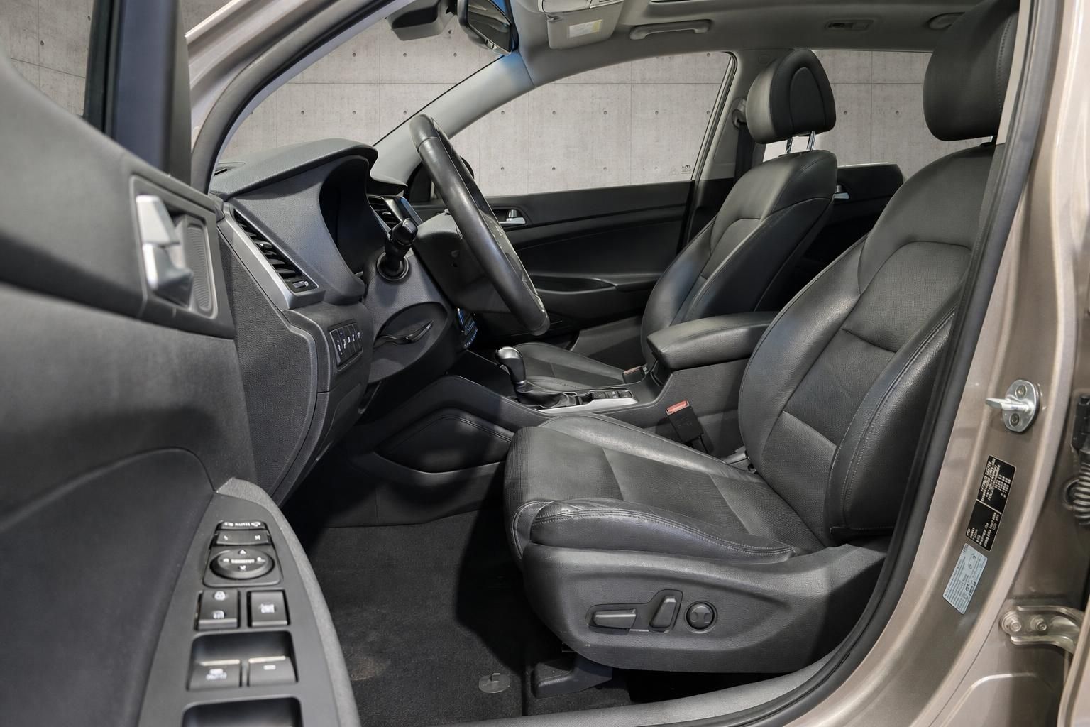 Hyundai Tucson Fahrersitz und Innenraum mit Lederausstattung, Blick durch Tür