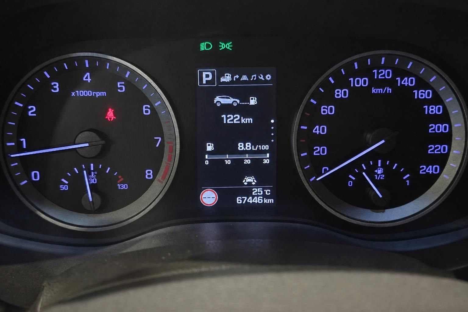 Hyundai Tucson Tacho mit Kilometerstand 67446 km und Bordcomputeranzeige