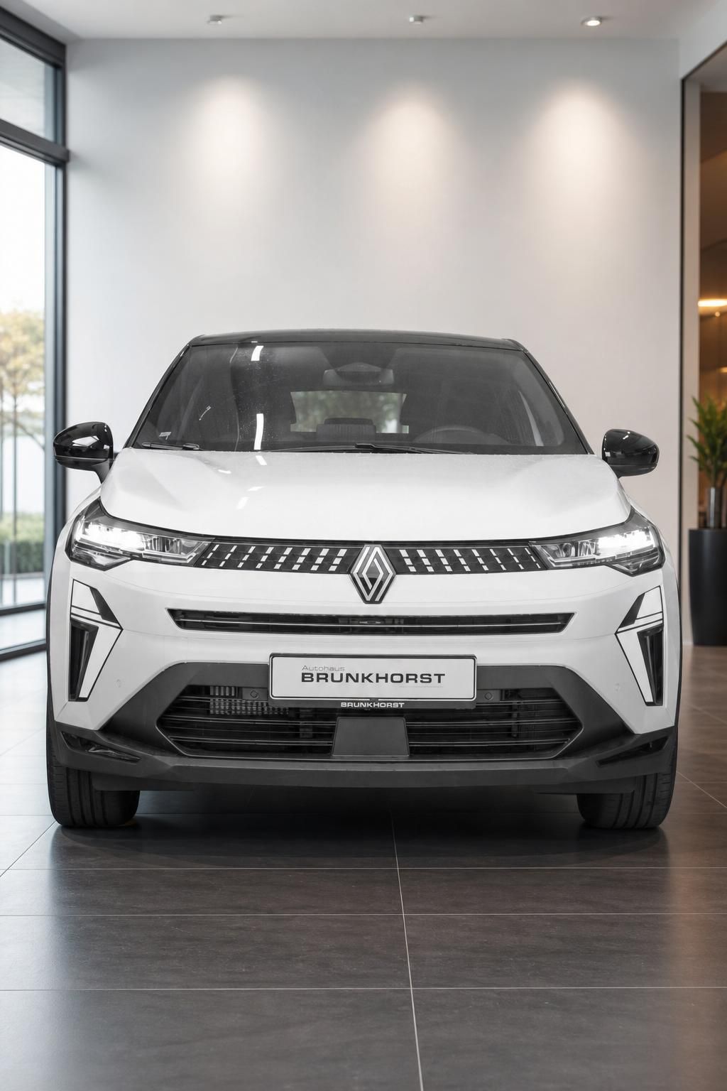 Weißer Renault SUV von vorne - elegante Frontpartie mit LED-Tagfahrlicht und Brunkhorst Kennzeichen