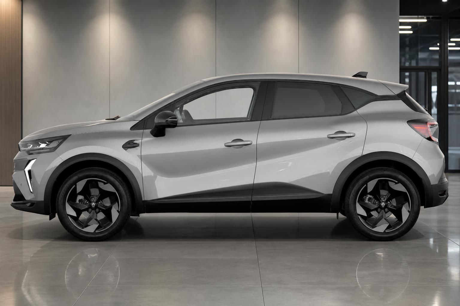 Renault Captur Kompakt-SUV silbergrau - Seitenansicht mit schwarzen Felgen im Autohaus