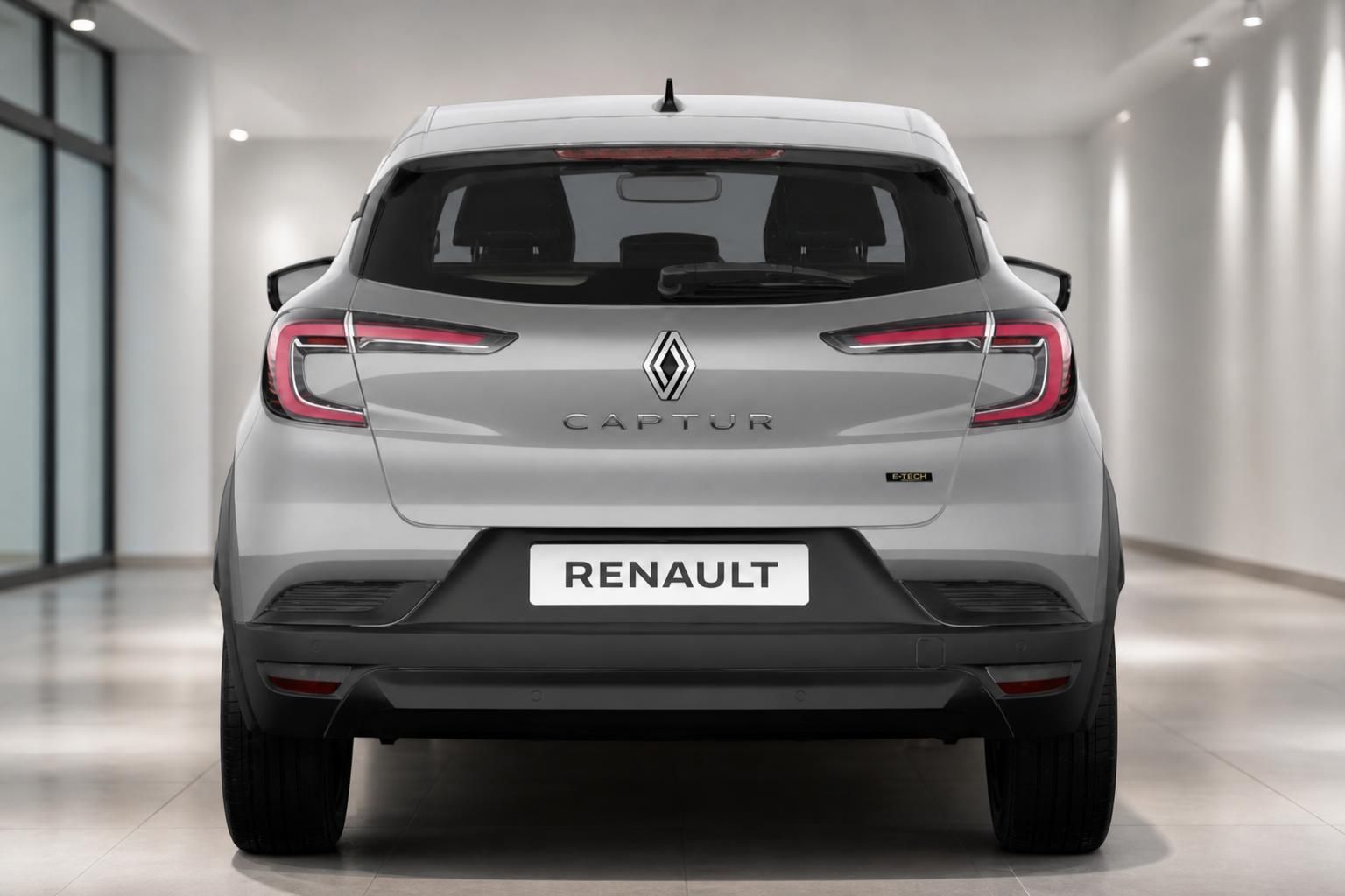 Renault Captur SUV in silber - Heckansicht zentral mit Renault-Logo und Kennzeichen