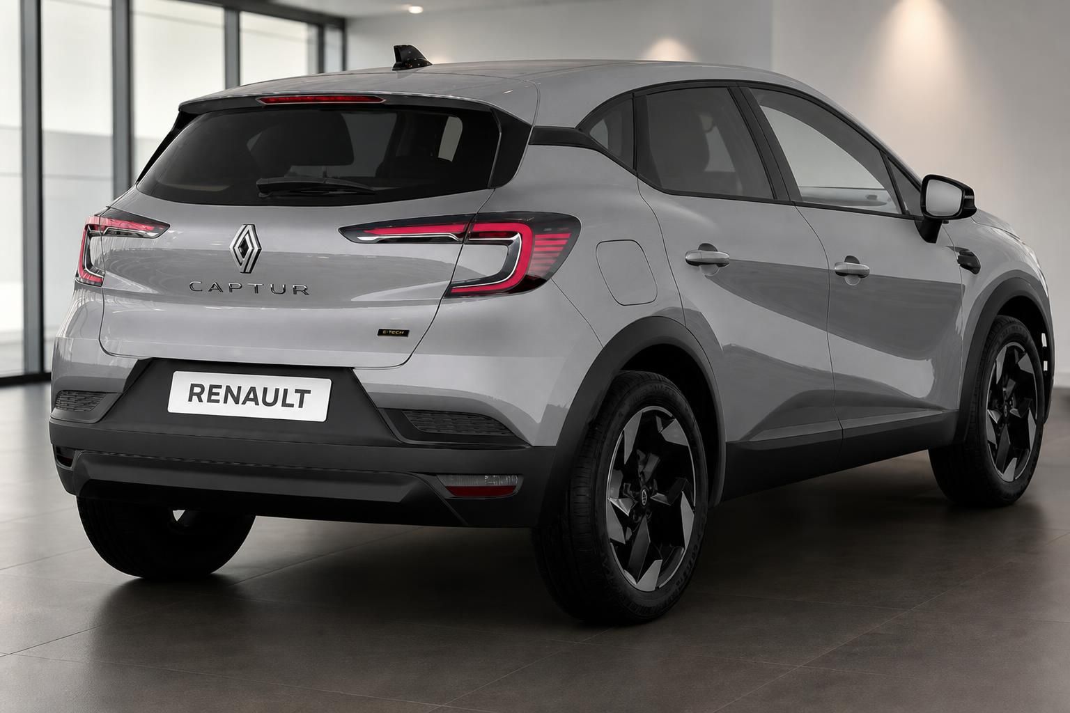 Renault Captur Kompakt-SUV silbergrau - schräge Heckansicht mit modernem Design im Autohaus
