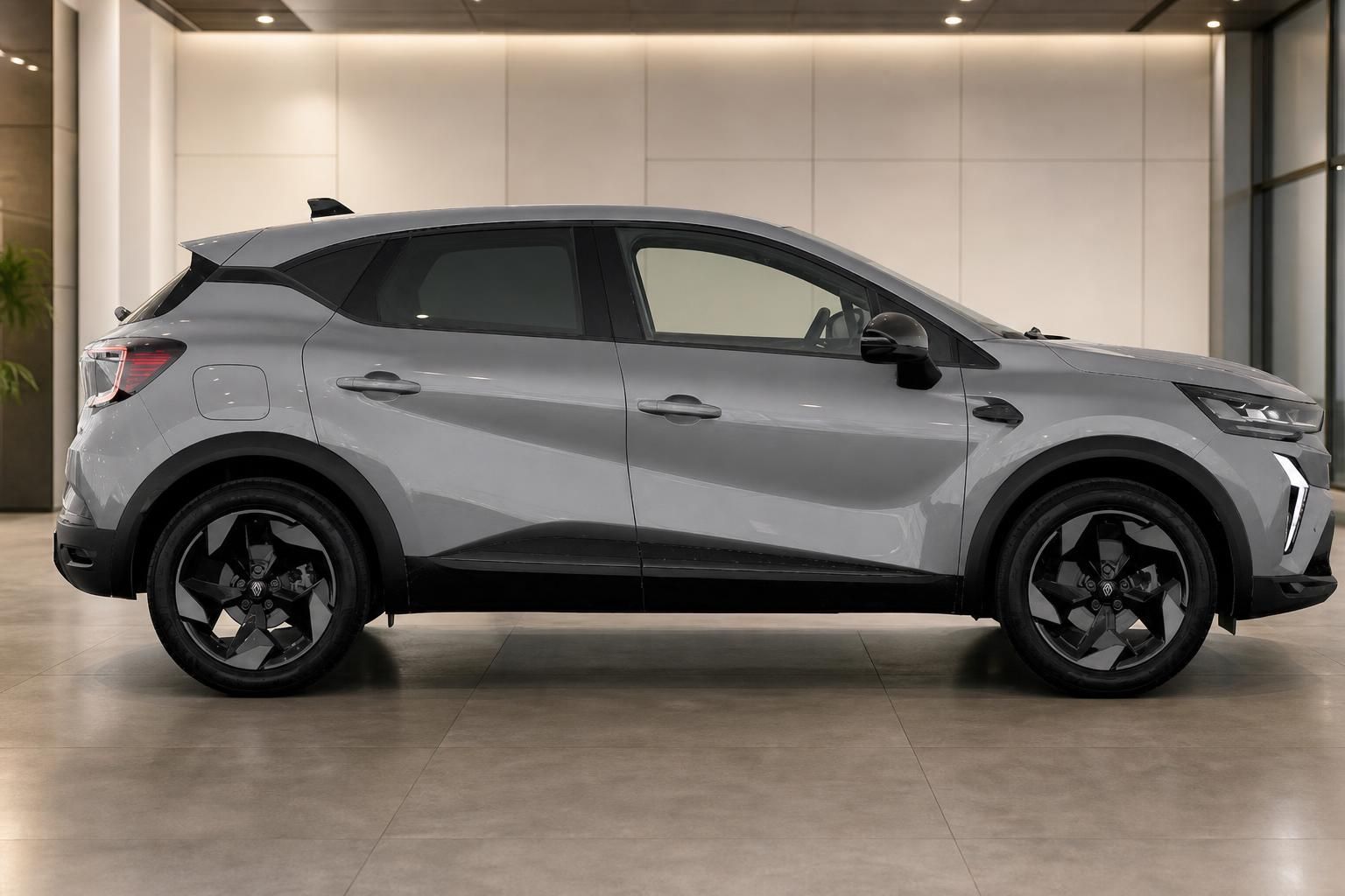Silber-grauer SUV in Seitenansicht - modernes Crossover-Fahrzeug im Showroom mit schwarzen Felgen