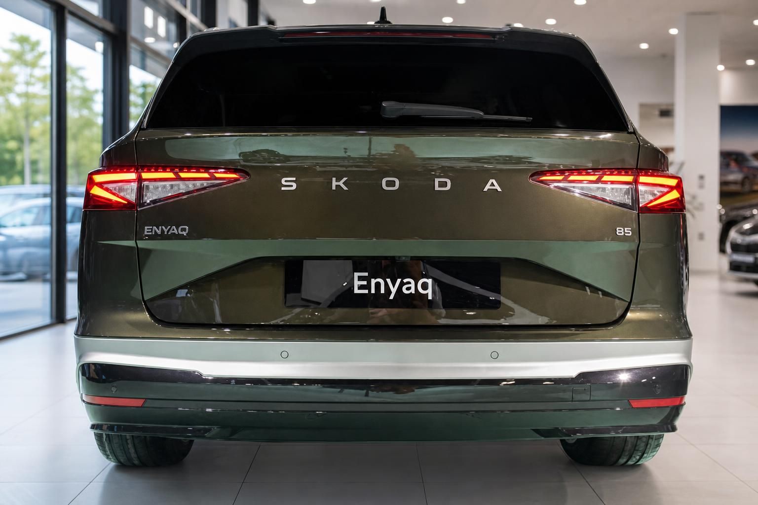 Škoda Enyaq 85 Heckansicht in Grün-Metallic mit LED-Rückleuchten