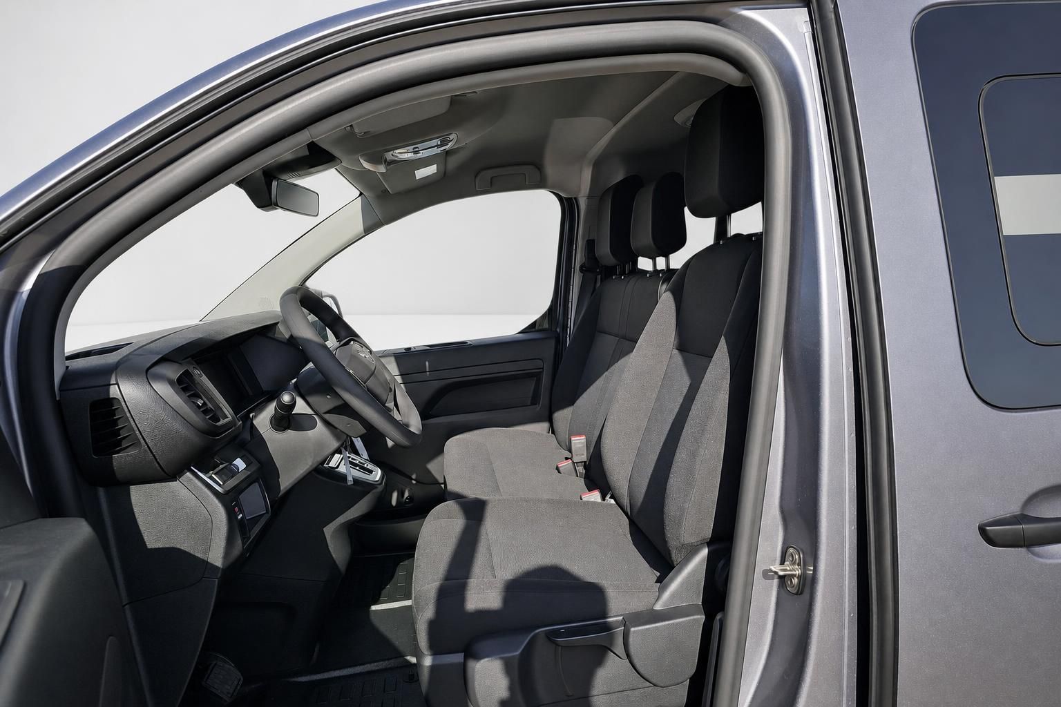 Opel Vivaro Innenraum Fahrersitz und Cockpit durch offene Tür