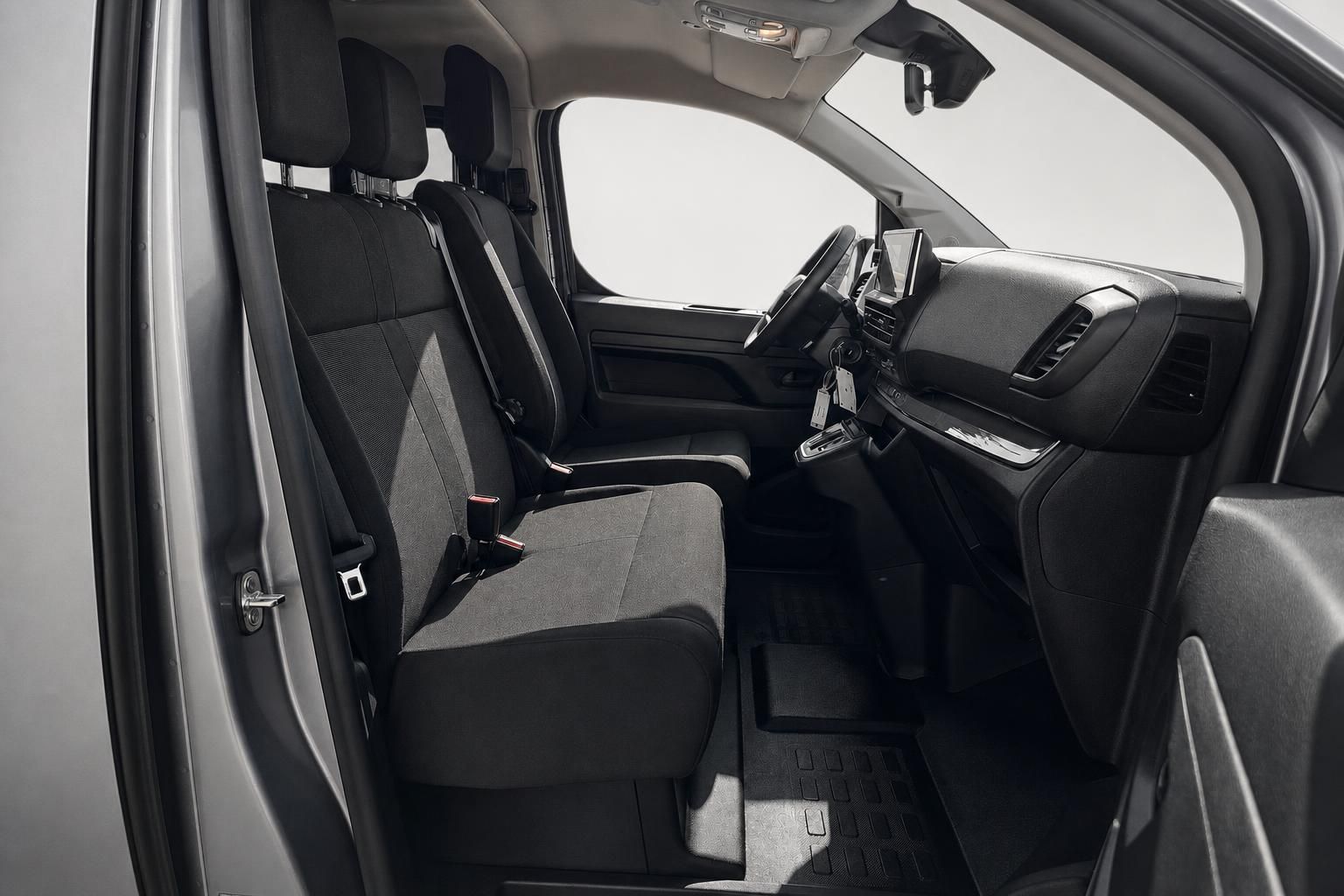 Opel Vivaro Innenraum Beifahrersitz und Armaturenbrett Detailansicht