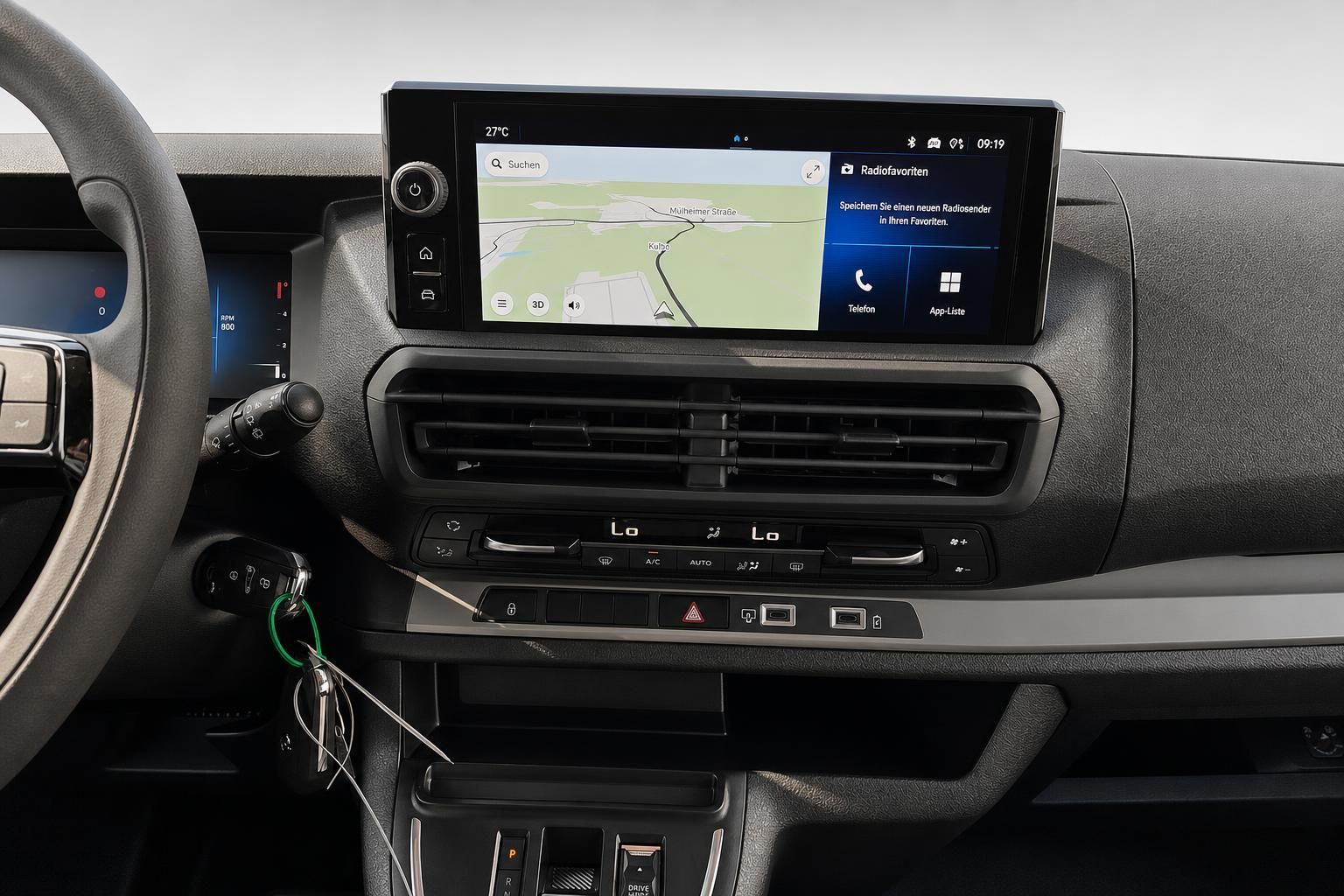 Infotainment-Display mit Navigationskarte im Fahrzeug-Cockpit im Detail