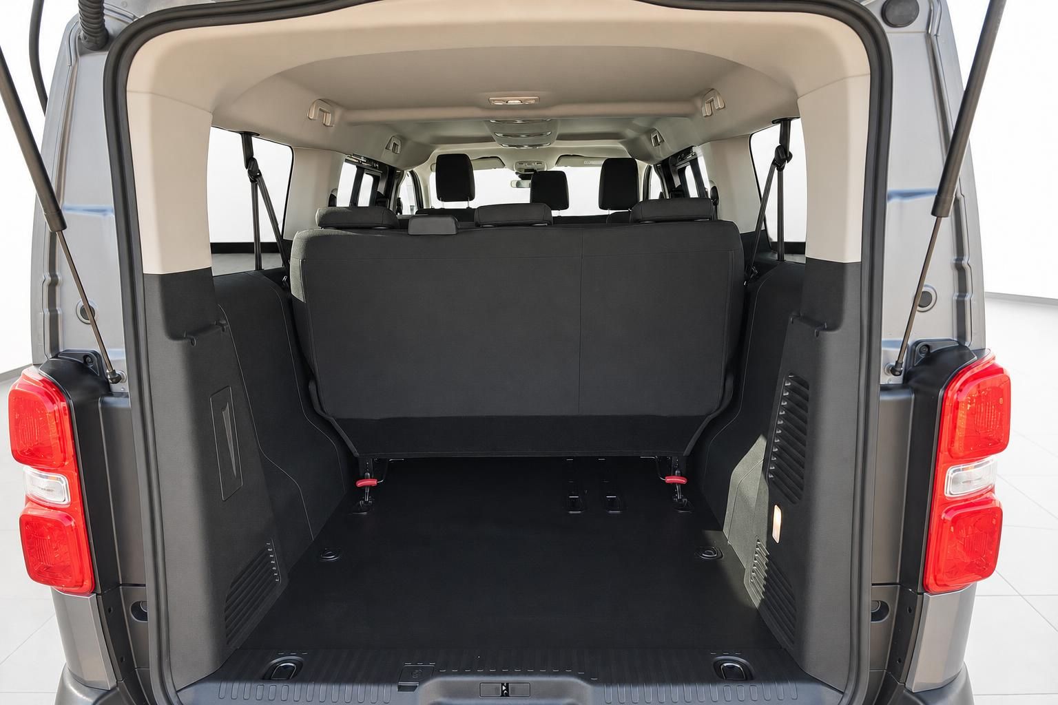 Kofferraum eines Vans mit geöffneter Heckklappe und umgeklappter Sitzbank