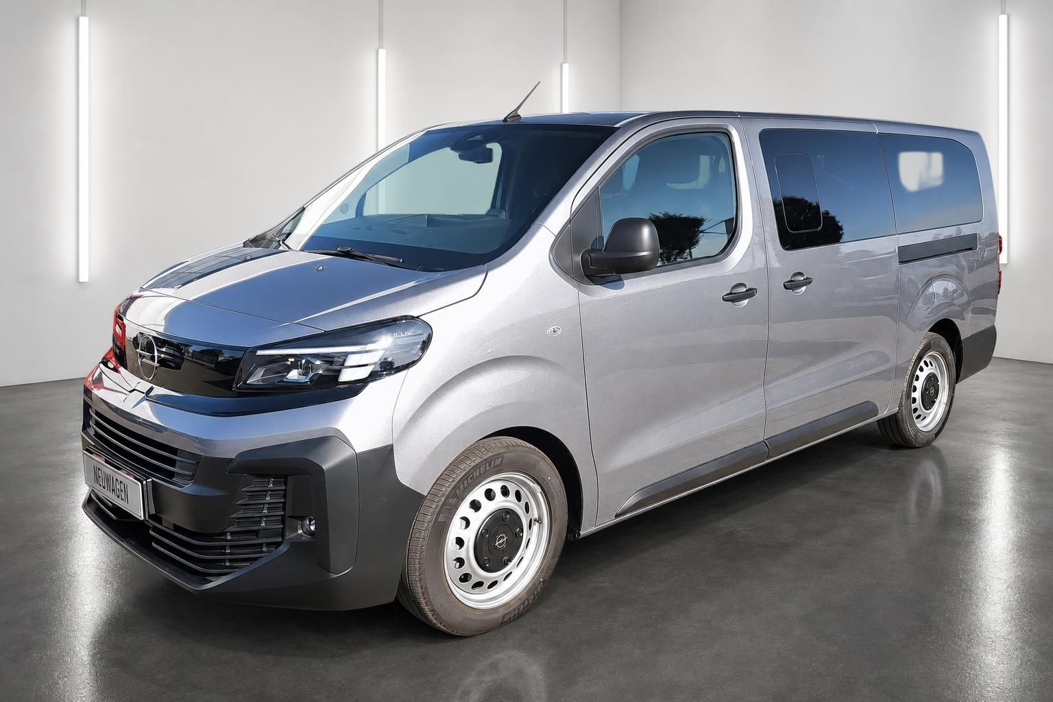 Opel Vivaro in Silber, Ansicht schräg vorne im Studio