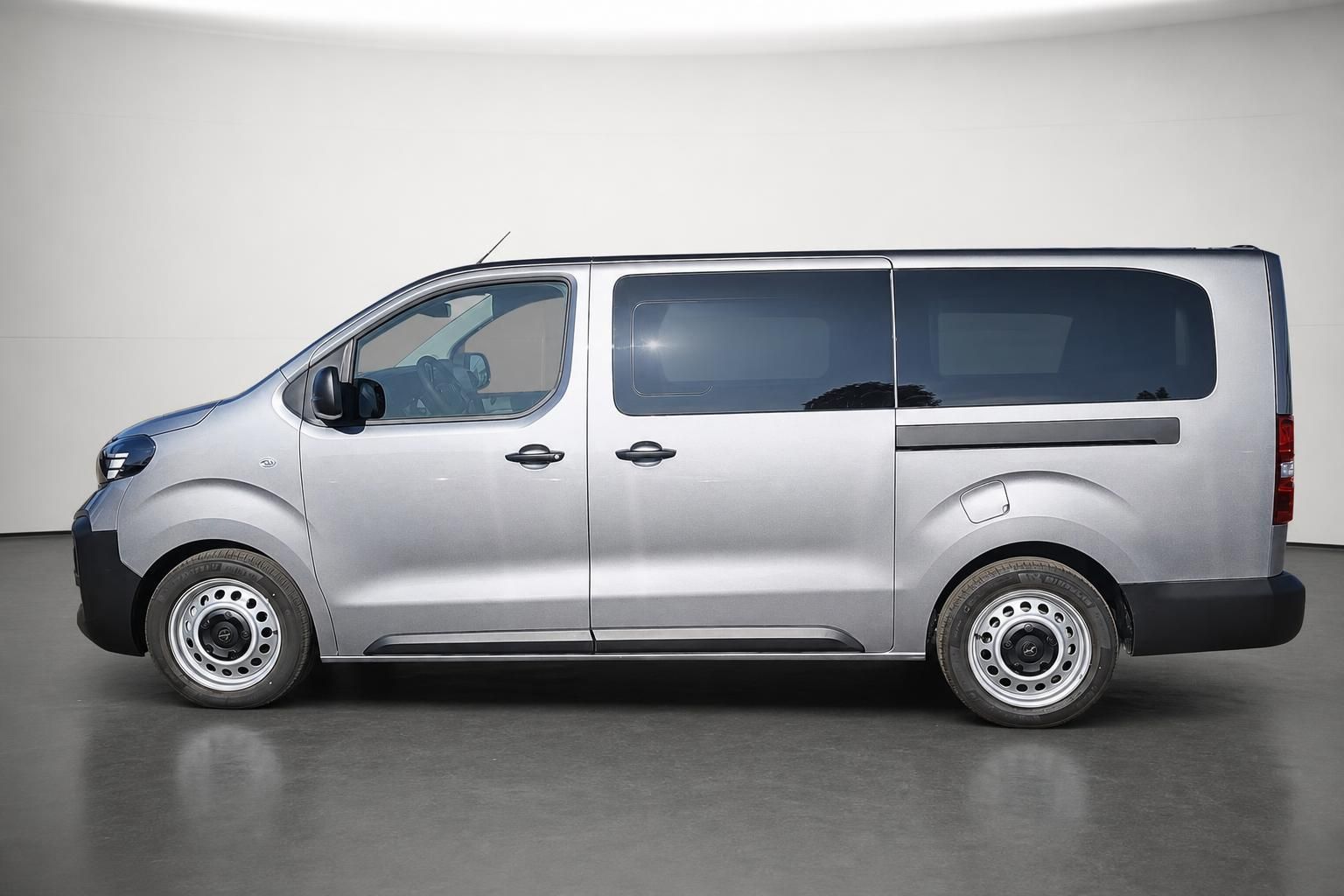 Opel Vivaro Van in Silber, Seitenansicht komplett