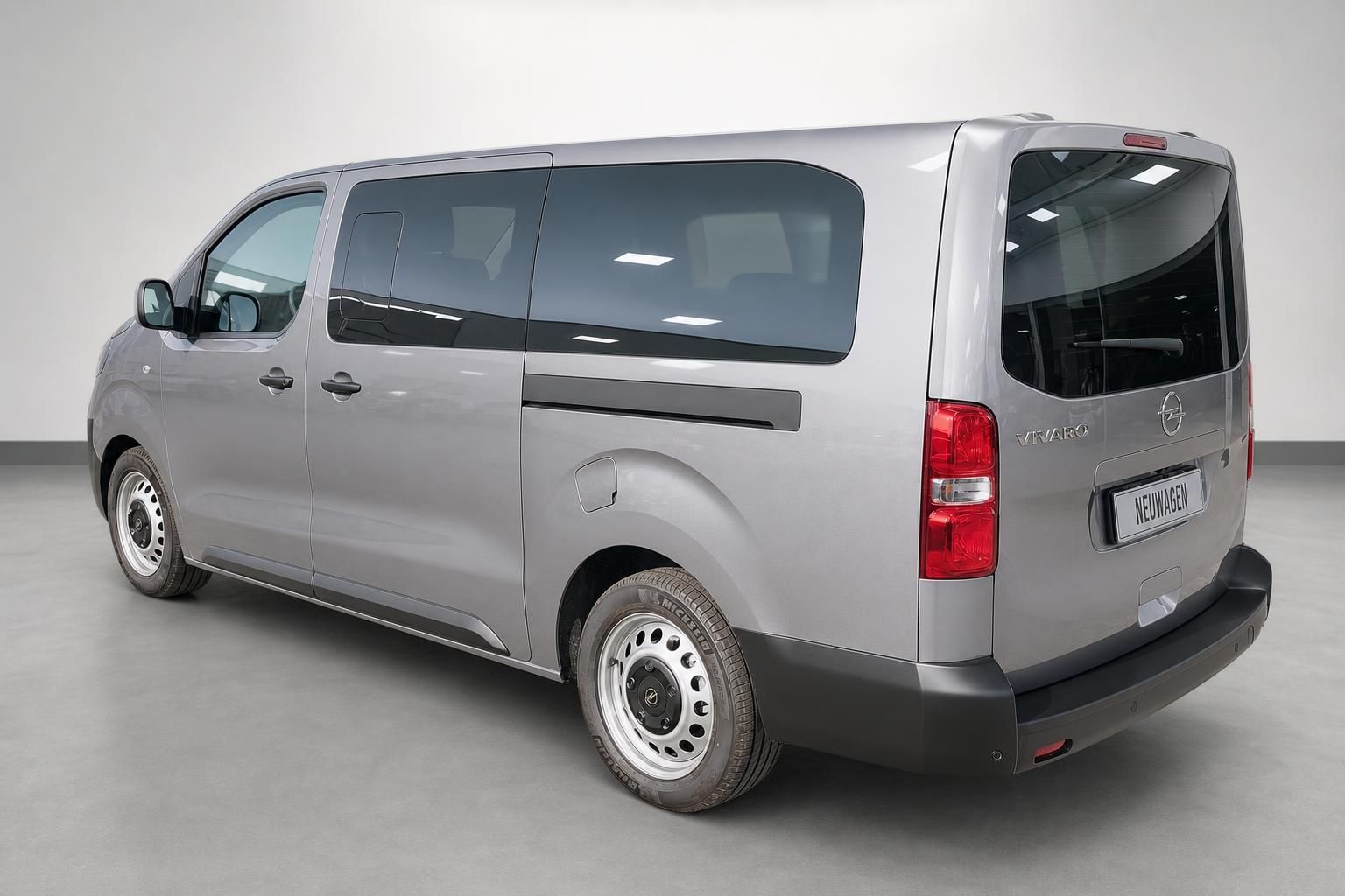 Opel Vivaro Heckansicht schräg mit Rückleuchten und Felgen