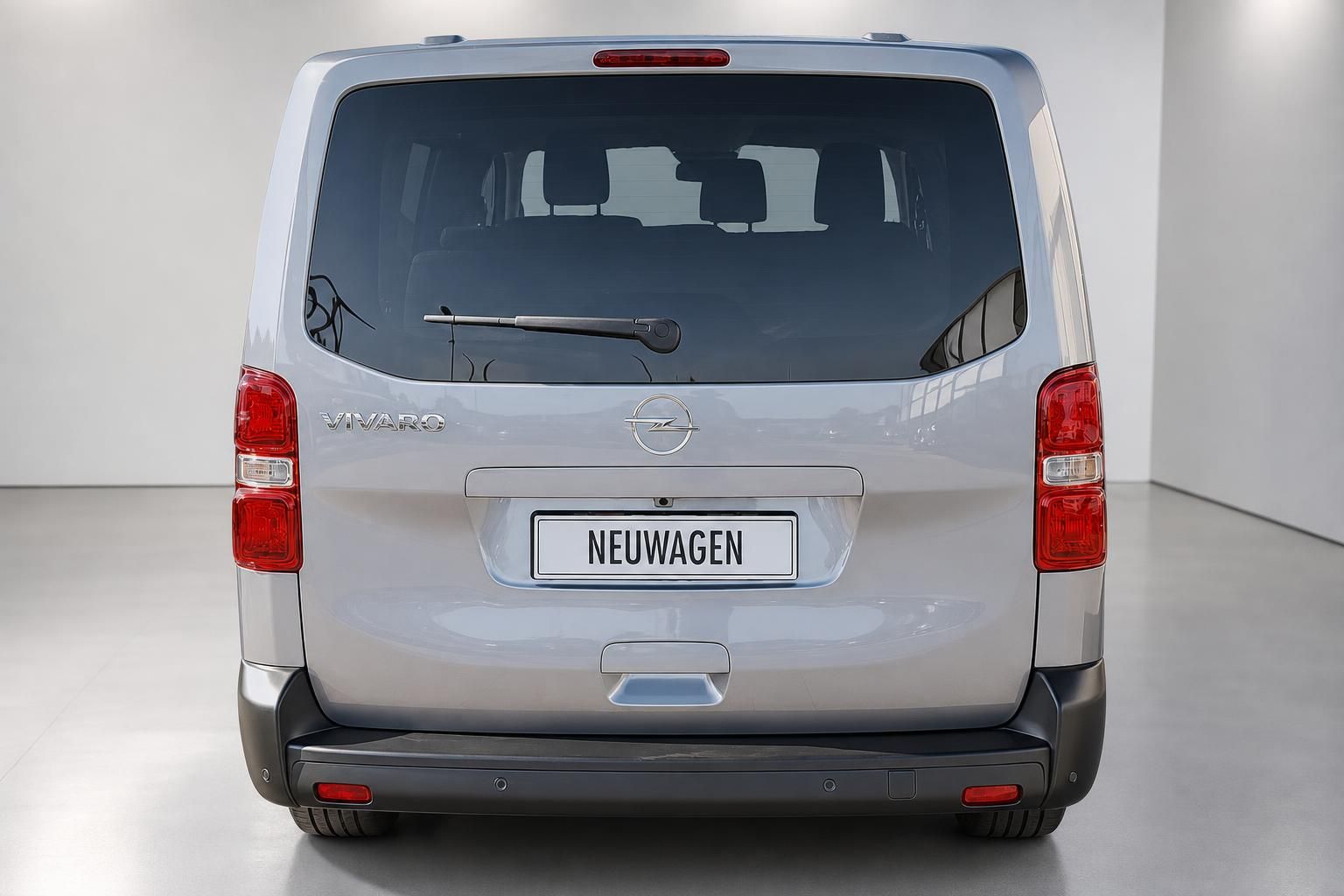 Opel Vivaro Kombi silber Heckansicht mit Rückleuchten und Heckscheibe