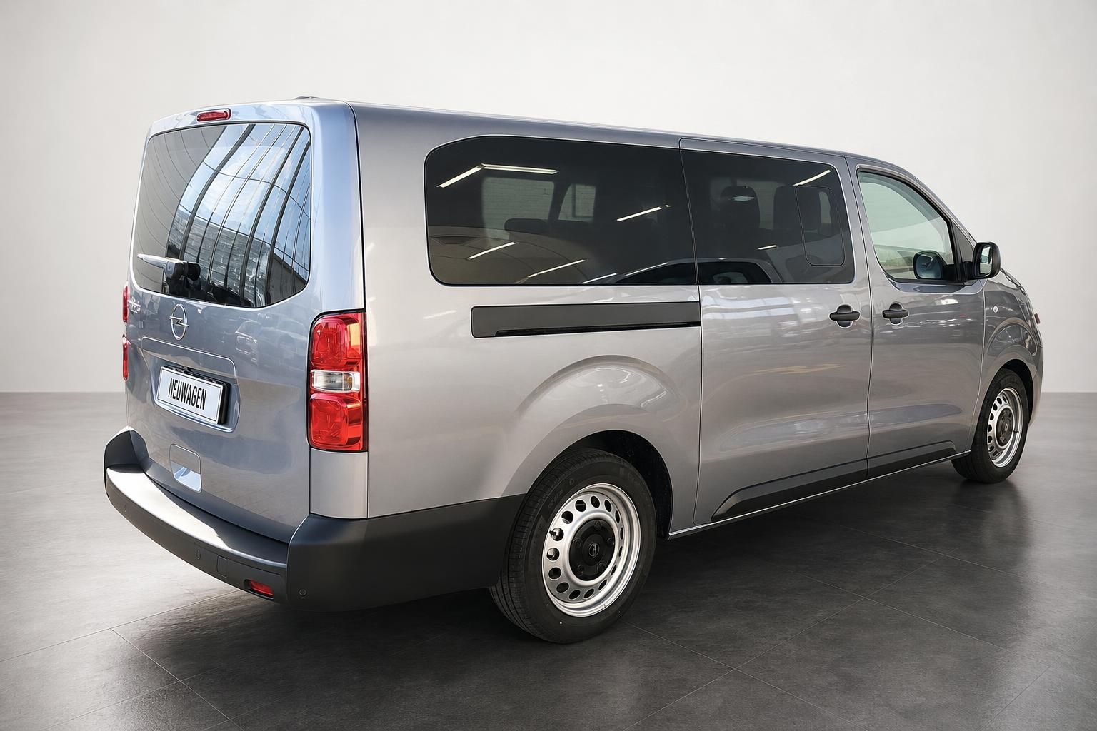 Opel Vivaro Kombi silber Heck-Seitenansicht schräg von hinten