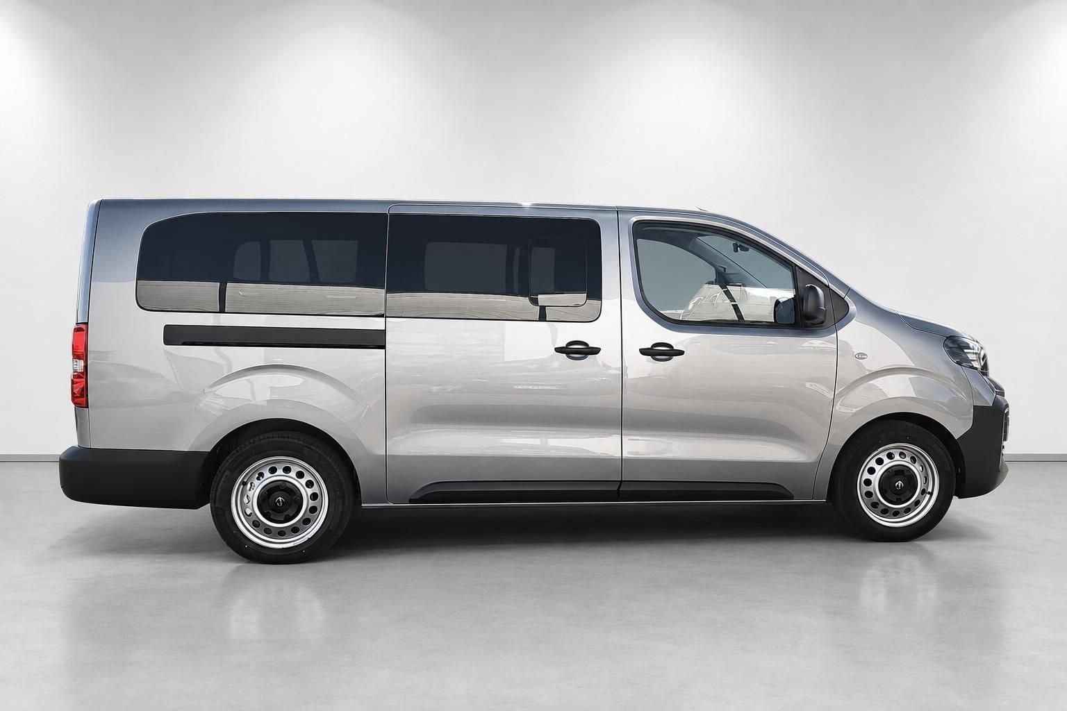 Opel Vivaro Kombi silber Seitenansicht mit Schiebetür und Stahlfelgen