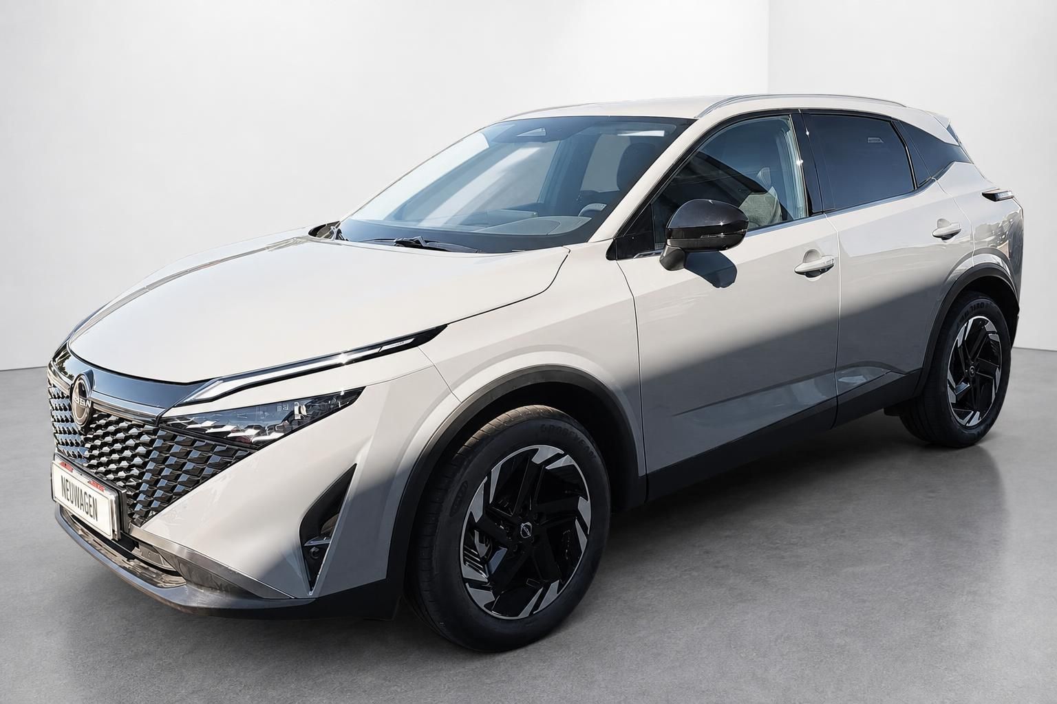 Nissan Qashqai Neuwagen in Weiss, Frontansicht seitlich im Studio