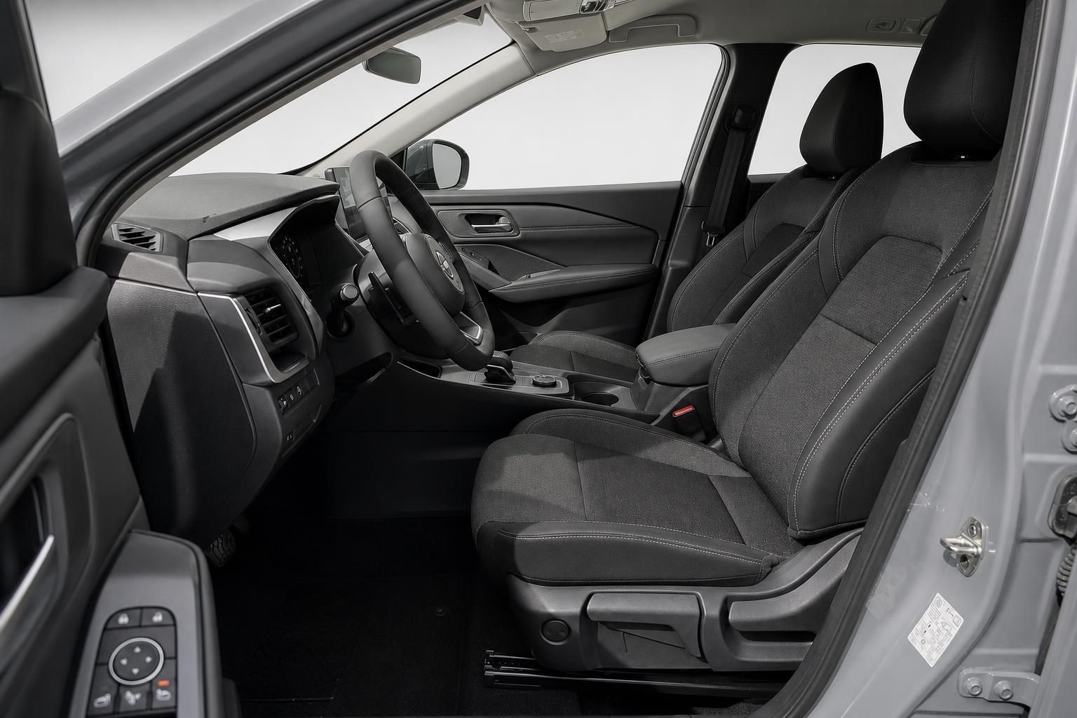 Nissan Innenraum mit schwarzen Sportsitzen und Cockpit Ansicht