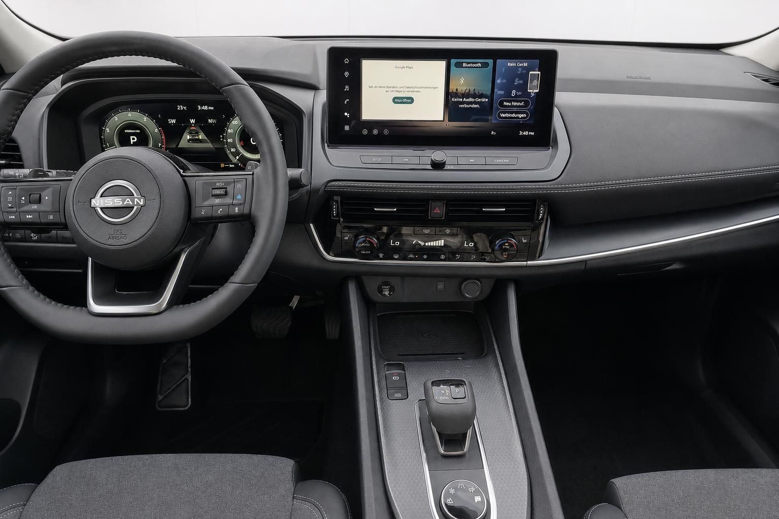 Nissan Cockpit mit Lenkrad und Touchscreen Infotainmentsystem