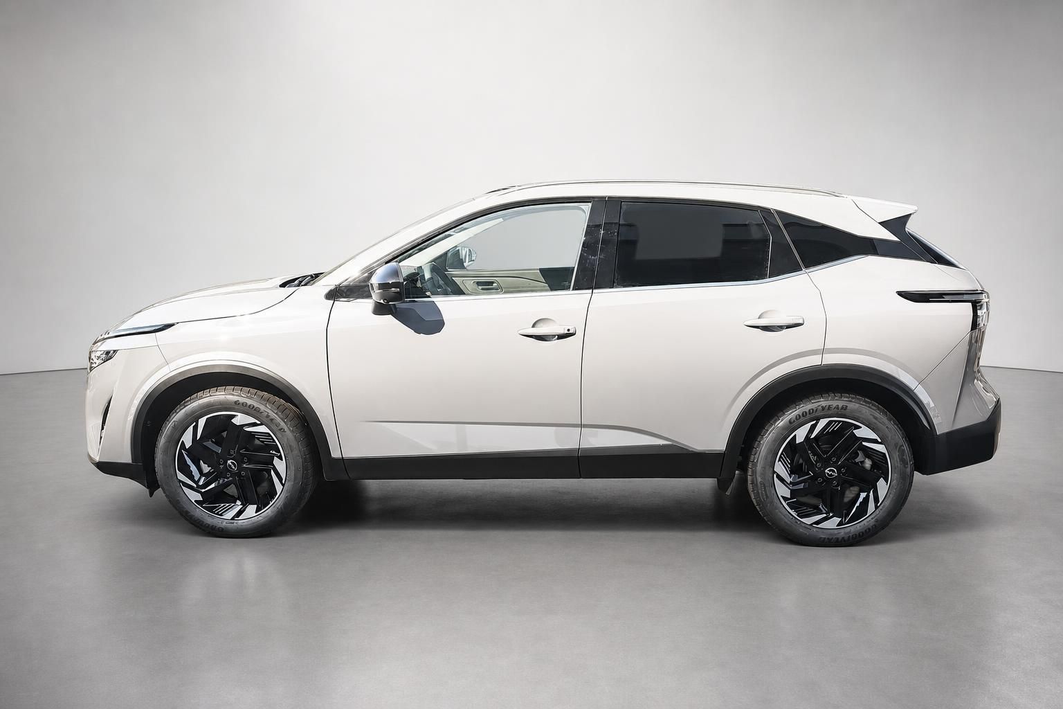 Nissan Qashqai Neuwagen in Weiß, seitliche Profilansicht