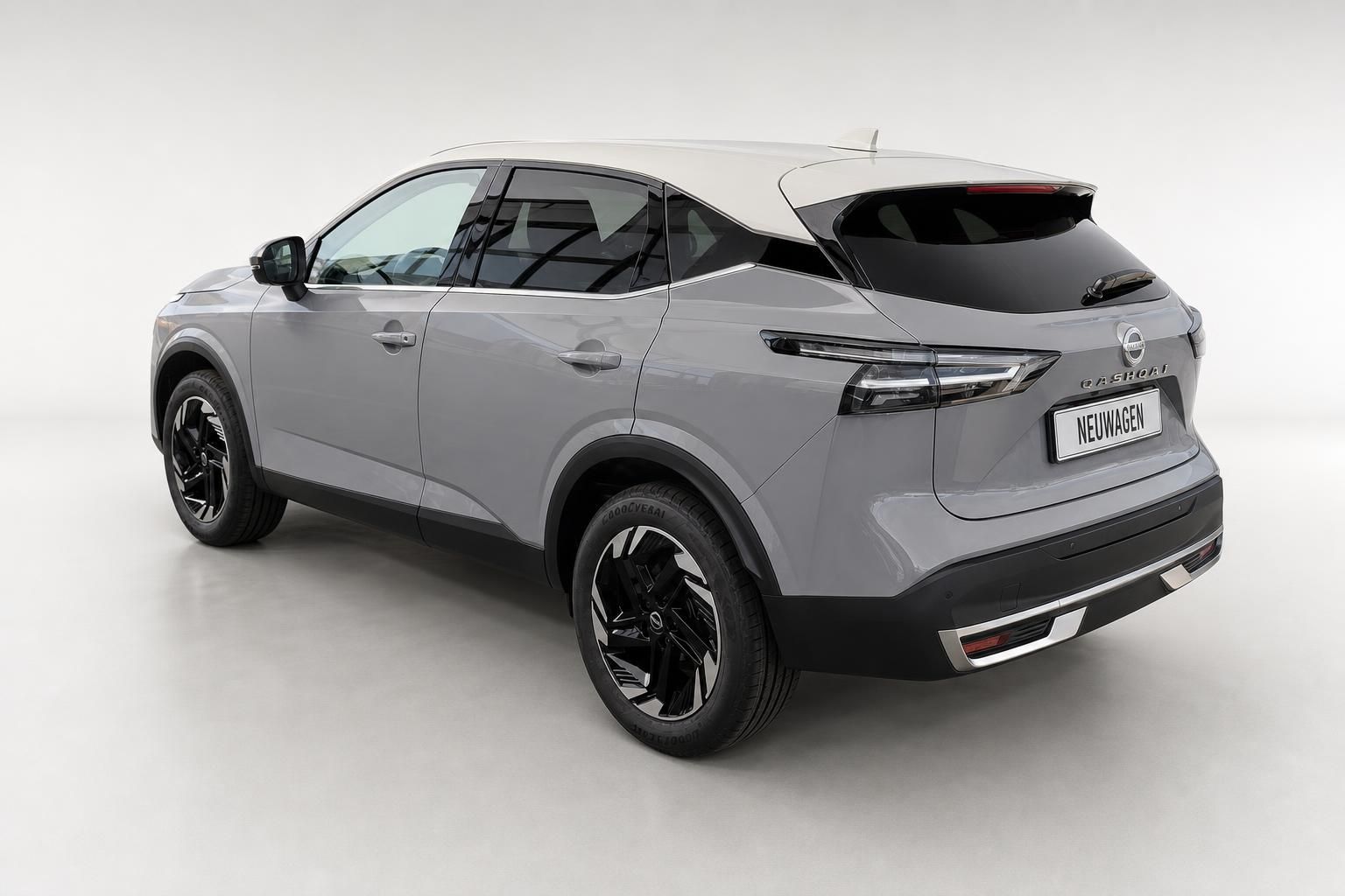 Nissan Qashqai Neuwagen in Grau, Heckansicht schräg von hinten
