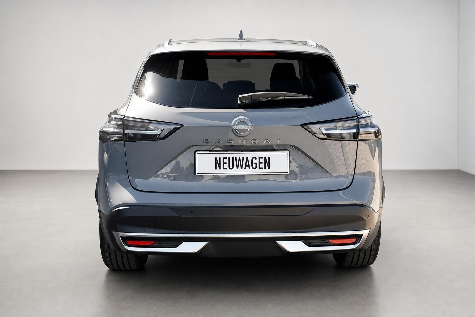 Nissan Qashqai grau Heckansicht Neuwagen im Studio