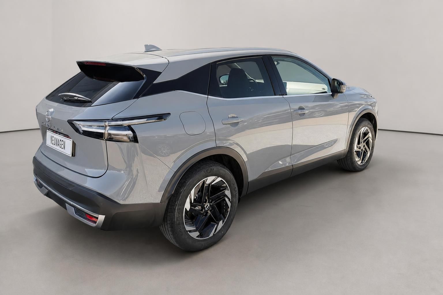 Nissan Qashqai grau Seiten-Heckansicht Neuwagen Studio