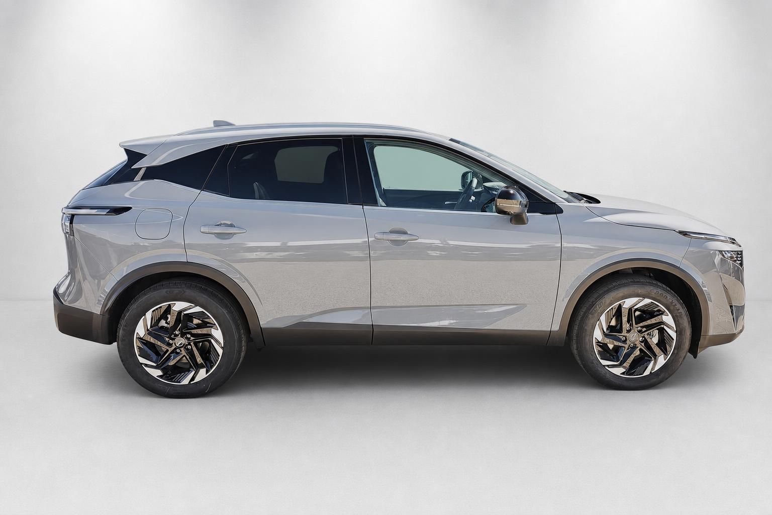 Nissan Qashqai grau Seitenansicht Neuwagen Studioaufnahme