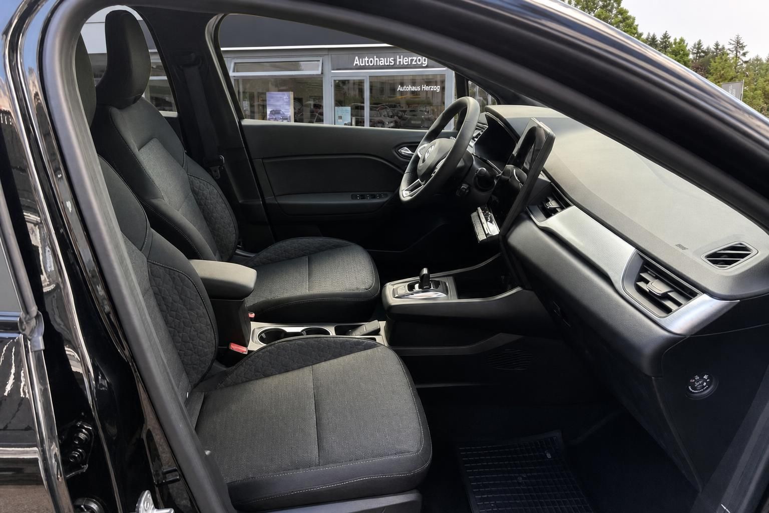 Fahrzeug Innenraum mit schwarzen Stoffsitzen und Cockpit im Detail